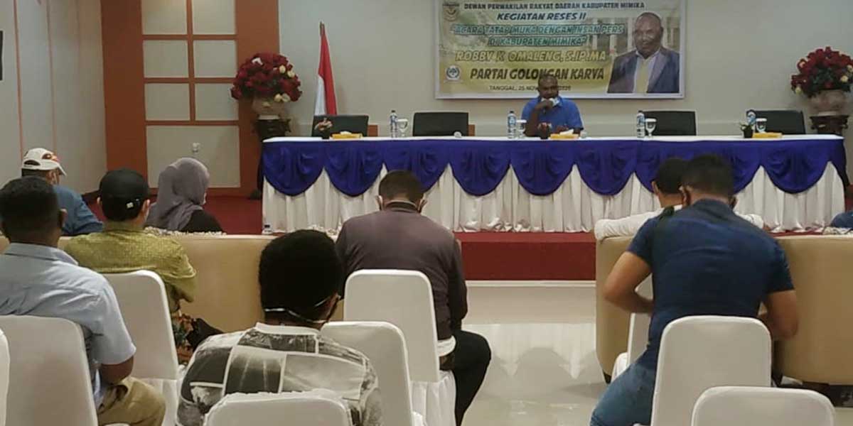 setahun-dprd-mimika-robby-omaleng-diskusi-bersama-insan-pers
